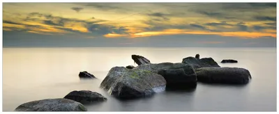 Produktbild von Wallario Wandbild aus Acryl, 200 x 80 cm, freischwebende Optik - Mystische Felsen im Meer