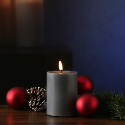 Zdjęcie produktu dla Świeca filarowa LED MIA - prawdziwy wosk - realistyczny płomień 3D - wysokość: 10 cm - zasilana bateryjnie - szara