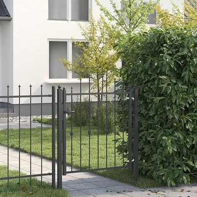 Productafbeelding van Tuindeur HORST. Metalen poort voor de tuin. Zwart. 165x104 cm. Afsluitbaar met slot en vergrendeling. Ontworpen om klimmen te voorkomen. Gepoedercoat, geschikt voor tuin, oprit, terras, erf