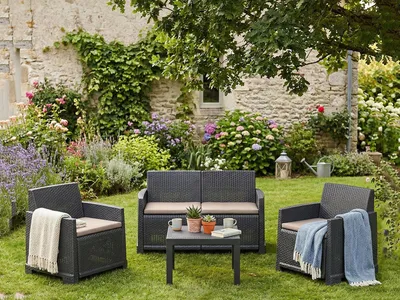 Produktbild von Outdoor-Lounge-Set Dbagnolin, Gartenkomposition mit 2 Sesseln, 1 Sofa und 1 Couchtisch, Rattan-Effekt mit Kissen, 100 %  Italy, Anthrazit