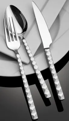 Produktbild von Hermia Concept, Hochwertiges Besteckset (24 Teile), 100% Edelstahl, Spülmaschinen- und Mikrowellengeeignet | 6 Esslöffel, 6 Gabeln, 6 Messer, 6 Dessertlöffel | Elegantes Design in Silber.