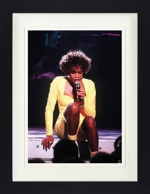 Produktbild von Whitney Houston Gerahmtes Bild Mit Edlem Passepartout | Wand-Bilder | Im Bilderrahmen - Saving All My Love For You (40 x 30 cm)