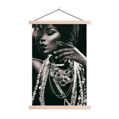 Produktbild von MuchoWow® Textilposter Schmuck - Frau - Ring - Schwarz - Weiß - Luxus 40x60 cm mit holzfarbenen Rahmen - Poster