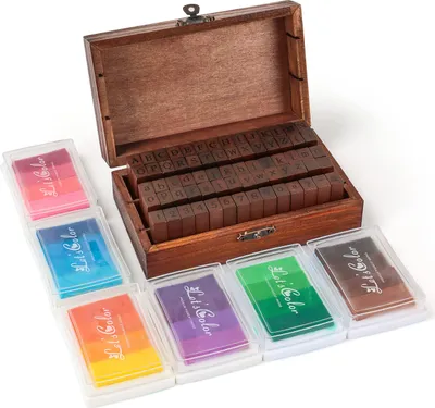 Produktbild von Kurtzy 70 Gummi Holzstempel Set Buchstaben Stempel Alphabet, Zahlen & Symbole Stempel – 6 Bunte Stempelkissen & Vintage Stempel Box - Mehrzweck