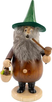Ein hölzerner Räuchermann mit grünem Hut und langer Pfeife hält einen Korb voller Pilze in der Hand während sein buschiger Bart und die runde Figur ihm ein gemütliches Aussehen verleihen