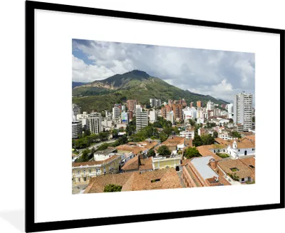 Produktbild von MuchoWow® Gerahmtes Poster Stadt vor einem Berg in Kolumbien 90x60 cm - Poster mit Schwarzem Bilderrahmen Wandposter Rahmen Foto Bilder - Wanddekoration - Fotos