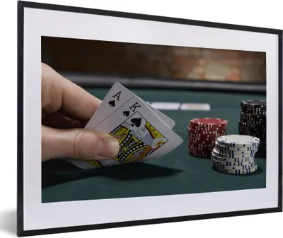 Produktbild von MuchoWow® Gerahmtes Poster Nahaufnahme eines Pokerspiels 60x40 cm - Poster mit Schwarzem Bilderrahmen Wandposter Rahmen Foto Bilder - Schlafzimmer - Plakat in Rahmen - Drucken