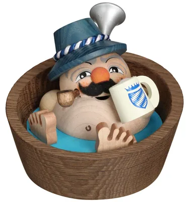 Ein fröhlicher Räuchermann mit Schnurrbart und bayerischem Hut sitzt entspannt in einer Badewanne und hält einen Bierkrug in der Hand während er eine Pfeife raucht und das Wasser um ihn herum blau leuchtet