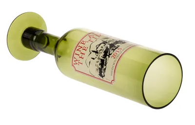 Produktbild von Trinkglas im Weinflaschen Design 750ml aus grünem Kunststoff mit Griff
