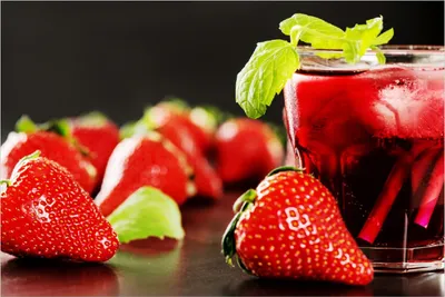 Produktbild von Wallario Poster - Erdbeer-Mojito - Frische Erdbeeren, Kunstdruck Größe: 100 x 150 cm