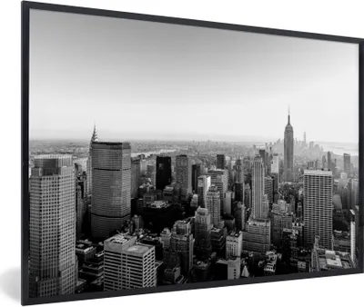 Produktbild von MuchoWow® Gerahmtes Poster Sonnenaufgang an der Skyline von New York - schwarz und weiß 60x40 cm - Poster mit Schwarzem Bilderrahmen Wandposter Rahmen Foto Bilder - Printing - Wanddeko Schlafzimmer