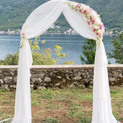 Image de Mariage arc drapé en mousseline de soie 2,3 pieds (environ 0,7 m) * 18 pieds (5,49 m) Chemin de table en mousseline de soie pour la cérémonie et la réception de décoration de coulisses, 2 pièces blanc