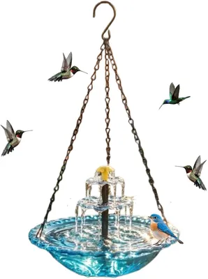 Image de Abreuvoir solaire suspendu avec fontaine – Bain d'oiseaux en cascade 2-en-1 pour jardin et balcon, fonctionnant à l'énergie solaire et résistant aux intempéries, avec chaîne en métal et cuve en verre bleu