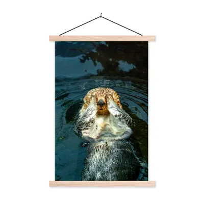 Produktbild von MuchoWow® Textilposter Otter im Wasser liegend 60x90 cm mit holzfarbenen Rahmen - Textil