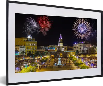 Produktbild von MuchoWow® Gerahmtes Poster Feuerwerk in Kolumbien 60x40 cm - Poster mit Schwarzem Bilderrahmen Wandposter Rahmen Foto Bilder - Schlafzimmer - Plakat in Rahmen - Drucken