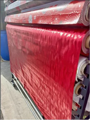 Image de Nappes Toile Cirée - PROMO LINGE - Métallisé Houlis Rouge - PVC - 200 x 140 cm - Rouge