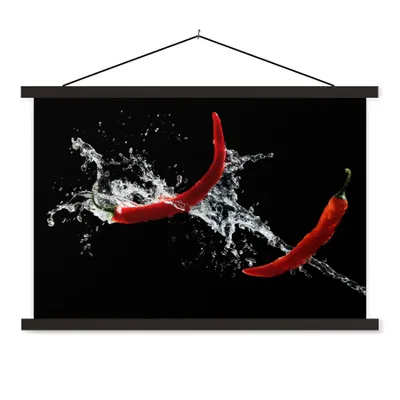 Produktbild von MuchoWow® Textilposter Chilischote - Stilleben - Wasser - Schwarz - Rot 90x60 cm mit schwarzem Rahmen - Aufhängungssatz