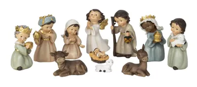 Krippenszene aus 11 niedlichen Figuren. Im Zentrum liegt Jesuskind in Krippe umgeben von Maria Josef