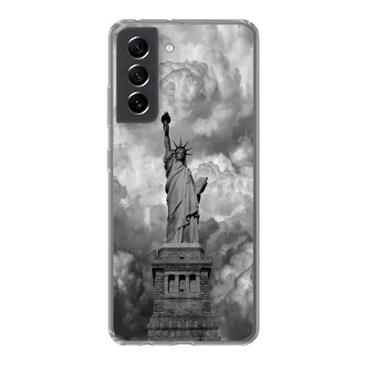 Produktbild von MuchoWow® Handyhülle Schutzhülle Hülle für Samsung Galaxy S21 FE Freiheitsstatue in New York an einem bewölkten Tag in schwarz-weiß Silikon Softcase Handy Hülle - Mobiltelefonhülle