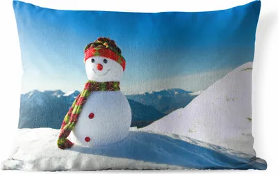 Produktbild von MuchoWow® Outdoor Kissen - Eine Weihnachtspuppe in der verschneiten Landschaft im Winter - 50x30 cm - Wetterfest - Lounge Kissen - Sofa kissen - Wohnzimmer Dekoration