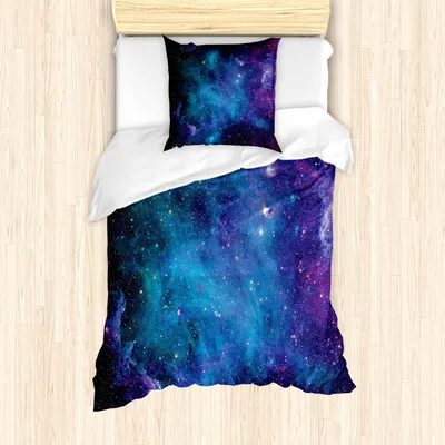 Produktbild von ABAKUHAUS Weltraum Mantele, Galaxy Sterne im Weltraum, Milbensicher Allergiker geeignet mit Kissenbezügen, 135 cm x 200 cm - 80 x 80 cm, Navy Lila