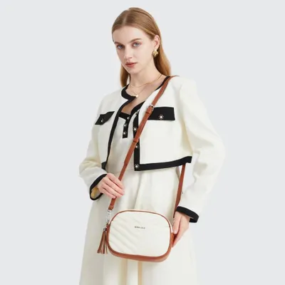 Produktbild von Beige-braune, gesteppte, quadratische Handtasche mit Fransen von Joli