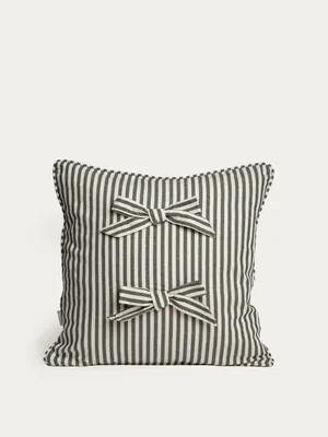 Zdjęcie produktu dla HOMLA Poszewka SELUNE bawełniana z kokardkami w zielone paski 45x45 cm