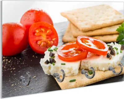 Produktbild von Wallario Handtuchhalter aus Glas, Motiv: Frisches Knäckebrot mit Tomaten und Käse, 30 x 20 cm mit 4 Haken