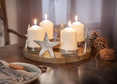 Produktbild von Adventskranz "Silbersterne" aus Mangoholz & Alu, Tischkranz mit 4 Kerzenhaltern