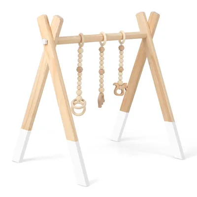 Produktbild von GOPLUS Baby Gym Spieltrapez, Baby Fitnesstrainer aus Holz, mit Spielzeug, Spiel- und Greiftrainer, für Kinder über 3 Monate, zur Verbesserung von Griffigkeit und Koordination (Weiß)