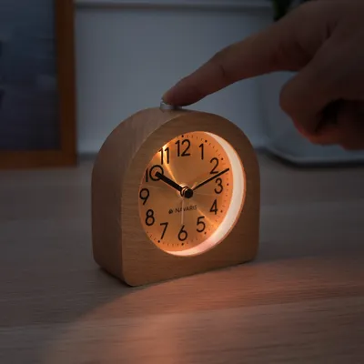 Produktbild von Navaris Analog Holz Wecker mit Snooze - Retro Uhr Halbrund mit Ziffernblatt Gold Alarm Licht - Leise Tischuhr ohne Ticken - Naturholz in Hellbraun
