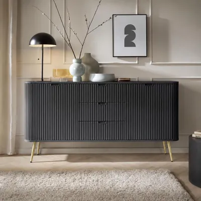 Produktbild von Kommode Porto 2D3S 168 cm Schwarz mit Zwei Türen, Drei Schubladen und Goldenen Metallfüßen, KI-generiertes Bild