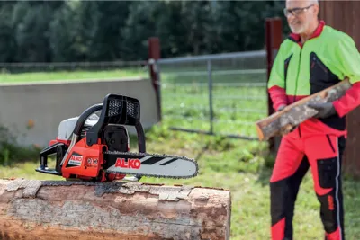 Produktbild von AL-KO Benzin-Kettensäge BKS 4540 (1.7 kW Motorleistung, 45 ccm Hubraum 2-Takt, 40 cm Schwertlänge, automatische Kettenschmierung, orig. Oregon Schwert und Kette)