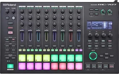 Image de Roland MC-707 Groovebox Table de mixage pour DJ avec écouteurs