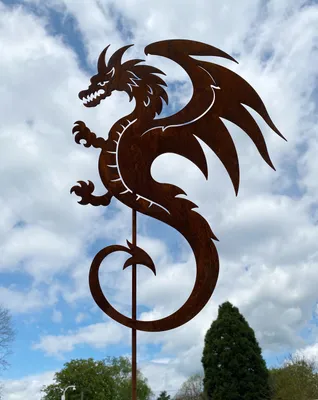 Produktbild von Gartenfigur Ehrfürchtiger Drache 60x44cm + Stab Edelrost Gartenstecker Wetterfest Rost Metall Rostfigur Drachen Figur Dragon