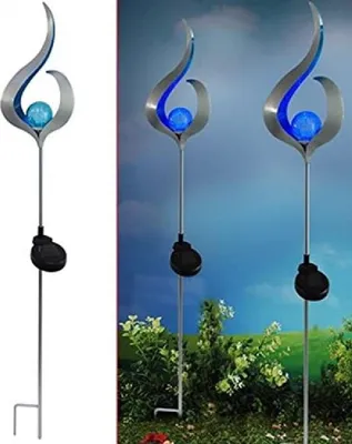 Produktbild von Luna24 Blue Wave Garten Solarstecker, Metall, blau, kabellos, wetterfest, mit Glaskugel in Bruchoptik und blauer LED, automatische Dämmerungsschaltung, 17x6.2x89 cm