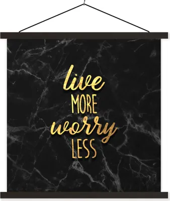 Produktbild von MuchoWow® Textilposter Zitat - Leben - Gold - Schwarz 90x90 cm mit schwarzem Rahmen - Magnetisches