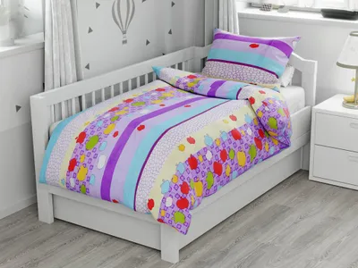 Produktbild von Baumwoll-Babybettwäsche mit bunten Streifen und Apfelmotiven, lila