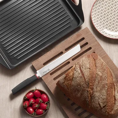 Zdjęcie produktu dla Profesjonalny nóż do chleba Pinti Living – ząbkowane ostrze z wysokiej jakości stali nierdzewnej – ergonomiczna, antypoślizgowa rączka w kolorze czarnym i czerwonym – idealny do krojenia chrupiącego chleba, bagietek, focacci i wypieków takich jak panettone – do użytku domowego i profesjonalnego – wyprodukowany we Włoszech