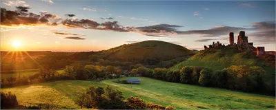 Produktbild von Wallario selbstklebendes Poster - Schlosspanorama in England bei Sonnenaufgang, Größe: 80 x 200 cm