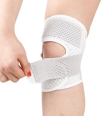 Produktbild von Famanu Kniebrace mit verstellbaren Riemen und Patellaloch - orthopädische Unterstützung für Sport - schwarz