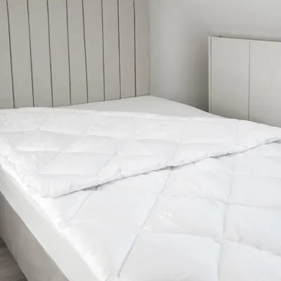 Produktbild von Premium Bettdecke 200x200cm Microfaser Steppdecke - Komfortables Schlafen zu jeder Jahreszeit