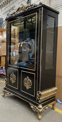 Produktbild von Casa Padrino Luxus Barock Vitrine Schwarz / Gold - Prunkvoller Barock Vitrinenschrank mit 2 Glastüren - Edle Barock Möbel
