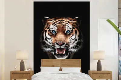 Produktbild von MuchoWow® Fototapete für Wohnzimmer oder Schlafzimmer Wandtapete Vinyl Motivtapete Porträt - Tiger - Schwarz - 195x300 cm - Das Hintergrundbild