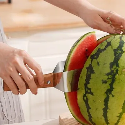 Produktbild von Wassermelonenschneider aus Edelstahl und Holz – tragbarer Obst- und Würfelschneider für Wassermelonen