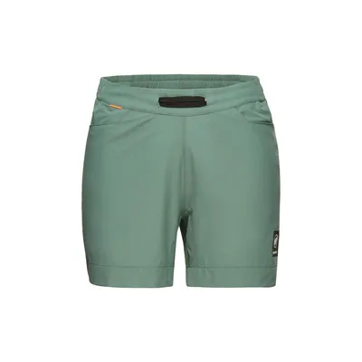 Grüne Sport Shorts für Damen von Mammut; Modell Massone; mit elastischem Bund und praktischen Taschen.