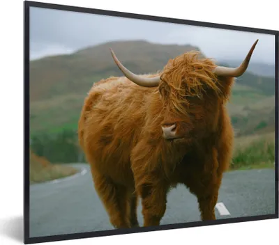 Produktbild von MuchoWow® Gerahmtes Poster Schottischer Highlander - Berg - Straße 40x30 cm - Poster mit Schwarzem Bilderrahmen Wandposter Rahmen Foto Bilder - Kunstposter - Wanddekorationen