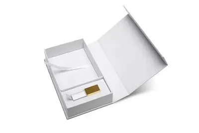 Obrázok produktu pre Sada: USB KRYSTAL zlatý 2.0 16GB, kombinácia sklo a kov, LED podsvietenie + biela krabička fotoalbum s magnetom