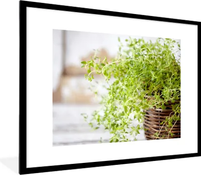 Produktbild von MuchoWow® Gerahmtes Poster Weidenkorb mit hellgrünen Thymianpflanzen auf einem rustikalen Tisch 80x60 cm - Poster mit Schwarzem Bilderrahmen Wandposter Rahmen Foto Bilder - Schlafzimmer-Dekorationen - Fotoposter