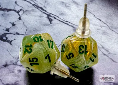 Produktbild von Ches Spielzeug Ohrringe D20 Würfel grün marmoriert mini poly